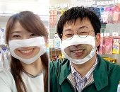 متجر يابانى يطبع ابتسامة الموظفين على الكمامات لتقوية علاقتهم مع العملاء