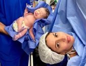 7 نجمات تجاهلن موضة "مكياج الولادة" وظهرن فى أول صورة مع المولود بدون مكياج