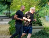 صور.. رئيس وزراء بريطانيا يكافح السمنة بممارسة الرياضة