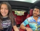 أحمد حسن وابنته يرقصان داخل السيارة على أنغام "بالبنط العريض".. فيديو وصور