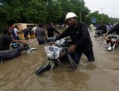 سكان مدينة كراتشي الباكستانية يهربون من منازلهم بسبب السيول
