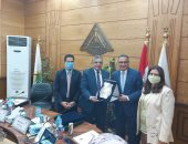 مجلس جامعة بنها يكرم نائب رئيس الجامعة لبلوغه السن القانونية ويشيد بمجهوداته