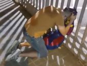 مشجع برشلونى ينهار فى البكاء أمام كامب نو حزنا على رحيل ميسي.. فيديو