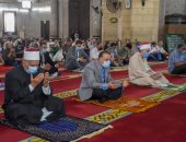 صور .. محافظ الإسكندرية يؤدى  صلاة الجمعة بمسجد أبى العباس المرسى 