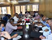 محافظ أسوان: الاستعانة بـ456 رائدة ريفية للتسجيل بمنظومة التأمين الصحى