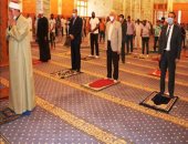 محافظ جنوب سيناء يؤدى صلاة الجمعة ويشيد بوعى المواطنين.. صور