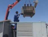 صيانة أعمدة الكهرباء بحى الصداقة ومحول جديد بنصر النوبة فى أسوان.. صور