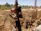 صور.. ضخ مياه الشرب بعد إصلاح كسر بخط 8 بوصة بكوم أمبو فى أسوان