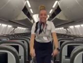 مضيفة طيران أمريكية تستعرض رشاقتها بإغلاق الخزائن بالكعب العالى.. فيديو