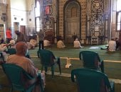 دخول مساجد الإسماعيلية من بوابة تعقيم وتوزيع كمامات على المصلين.. صور 