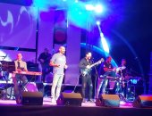 شقيق مصطفى قمر يشاركه غناء "مسافر" بختام مهرجان الصيف بالإسكندرية .. صور