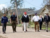 صور.. ترامب يزور المناطق المنكوبة من إعصار لورا فى تكساس ولويزيانا