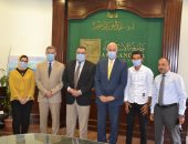 رئيس جامعة الإسكندرية يستقبل بائع الفريسكا ويشيد بكفاحه.. طالب الطب يتلقى منحة كاملة ومبلغا شهريا للتفرغ للدراسة.. الكردى يعرض على الطالب الدراسة بالبرنامج الدولى.. ويؤكد تقديم كافة أشكال الدعم للطالب المتفوق