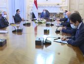 السيسي يجتمع برئيس الوزراء ورئيس الهيئة العامة للمنطقة الاقتصادية لقناة السويس.. الرئيس يطلع على التعاقدات الاستثمارية ويوجه بالتركيز على توطين الصناعة ومنح أولوية لإنتاج السلع والمنتجات المستوردة من الخارج