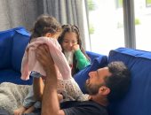 محمد صلاح يداعب كيان ونظرة رومانسية من مكة.. صورة