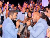 تامر حسنى والعسيلى يتألقان فى زفاف ياسر الحريرى ويغنيان "اختراع".. صور