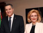 صورة.. رئيس الحكومة المرتقب يصل لبنان برفقة زوجته الفرنسية 