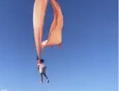 طائرة ورقية تسحب طفلة عمرها 3 سنوات فى الهواء بتايوان.. فيديو وصور