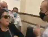 فيديو لسيدة تعتدى على ضابط لرفضها ارتداء الكمامة بالمحكمة يثير غضب السوشيال ميديا