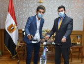 وزير الرياضة يكرم "بائع الفريسكا" ويهديه دراجة من مبادرة "دراجتك.. صحتك"