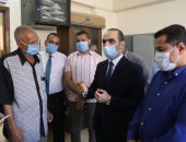 نائب محافظ سوهاج يتابع سير العمل فى إدارة خدمة المواطنين بالمنشاة
