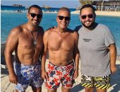 3 نجوم فى صورة.. شريف منير مع السقا ورزق خلال قضاء إجازتهم الصيفية