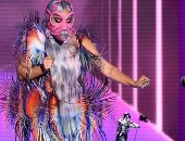 ليدى جاجا تخطف الأنظار فى حفل جوائز MTV بأزياء وكمامات غريبة.. صور