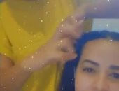 دنيا سمير غانم تصفف شعر إيمى.. والأخيرة: شكلى معفن ليه كده.. فيديو