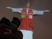 صور.. البرازيل تكرم عناصر الصليب الأحمر بوضع شعارهم على تمثال المسيح
