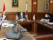 نائب محافظ سوهاج يبحث مع مسئول وزارة التخطيط ميكنة الخدمات الحكومية 
