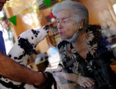 قبلات وأحضان من خلف الألواح الزجاجية فى دور المسنين ببريطانيا.. ألبوم صور