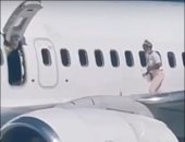 امرأة تفتح مخرج الطوارئ لطائرة فور هبوطها وتمشى على جناحها.. صور