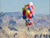 ساحر يطير 24 ألف قدم بـ 52 بالونًا بصحراء أريزونا الأمريكية.. فيديو وصور