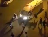 لحظة الاعتداء على رجال الأمن فى الأردن خلال حملة تفتيشية على المحلات.. فيديو