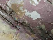 قارئة تناشد محافظ بورسعيد إنقاذ والدتها قبل انهيار منزلها بسبب المجارى