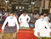 محافظ الدقهلية يؤدى صلاة الجمعة بمسجد النصر ويؤكد تطبيق إجراءات الوقاية..صور