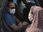 السيسى جابر الخواطر .. توقف ليسمع شكوى مسنة مريضة وأمر بتوفير كل احتياجاتها.. والسيدة تعرض أوراق علاجها على الرئيس وتدعو له : ربنا يخليك ويراضيك ياولدى والمصحف منتخباك..فيديو