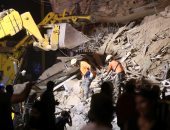 صور.. عمال إنقاذ يبحثون عن الناجين تحت الأنقاض في بيروت لليوم الثاني