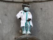 صور.. "تكريما للأطباء" تمثال مانيكن بيس في بروكسل يتزين بكمامة وثوب أبيض