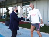 فلورنتينو بيريز يفاجئ لاعبي ريال مدريد بزيارة المران.. صور