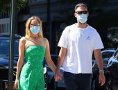 جينيفر لورانس فى أحدث ظهور لها بعد أخبار حملها بالكمامات مع زوجها.. صور