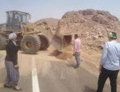 إعادة فتح طريق سوهاج - سفاجا بعد إصلاح نحر مياه السيول