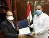 محافظ المنوفية يكرم وكيل الصحة السابق تقديرا لمجهوداته