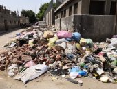 تراكم القمامة بشارع عبد الرازق بساحل روض الفرج يزعج الأهالى