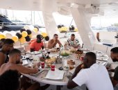 كريم بنزيما في قعدة غداء وسط أصدقائه قبل انطلاق الدوري الإسباني.. صورة