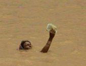 سيول السودان.. ما حقيقة صورة امرأة سودانية تحمل دواءها وسط الفيضانات