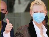 كيت بلانشيت بالكمامة على السجادة الحمراء لفيلم مجيد مجيدى بمهرجان فينسيا