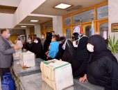 محافظ أسيوط يوزع 15 مشروعا للأسر الأولى بالرعاية ضمن مبادرة "حياة كريمة"