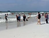 فيديو.. توافد المواطنين على شاطئ النخيل رغم غرق 3 أشخاص