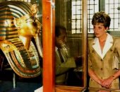 صور نادرة للأميرة ديانا مع الفرعون الذهبى فى المتحف المصرى بالتحرير